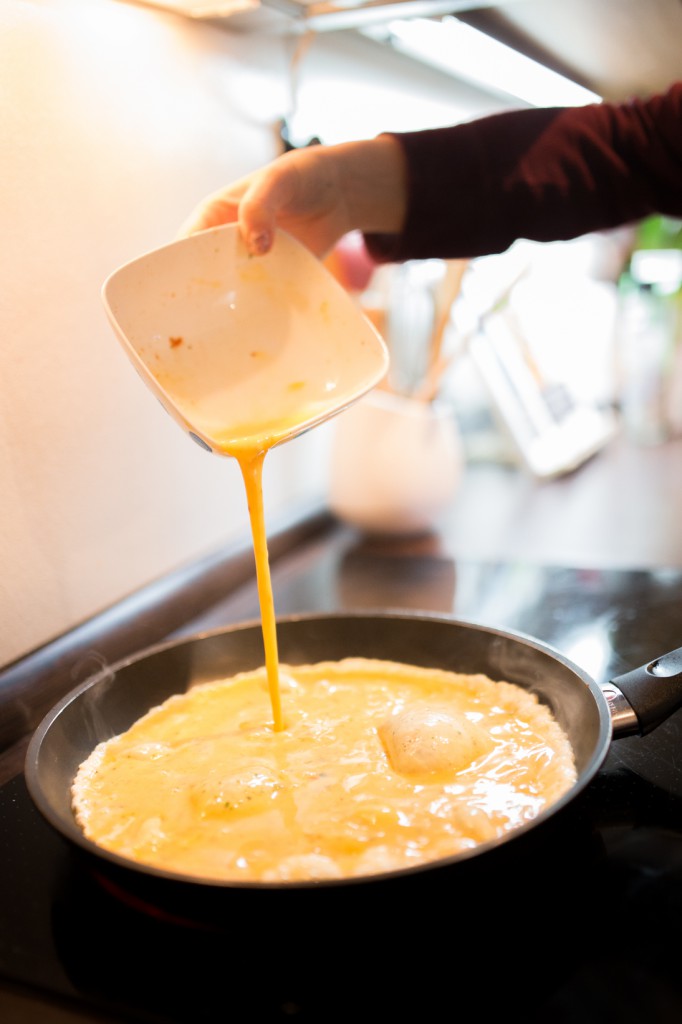 Klassisches Rührei mit Parmesan auf einem Südtiroler Vinschgauer Brötchen 