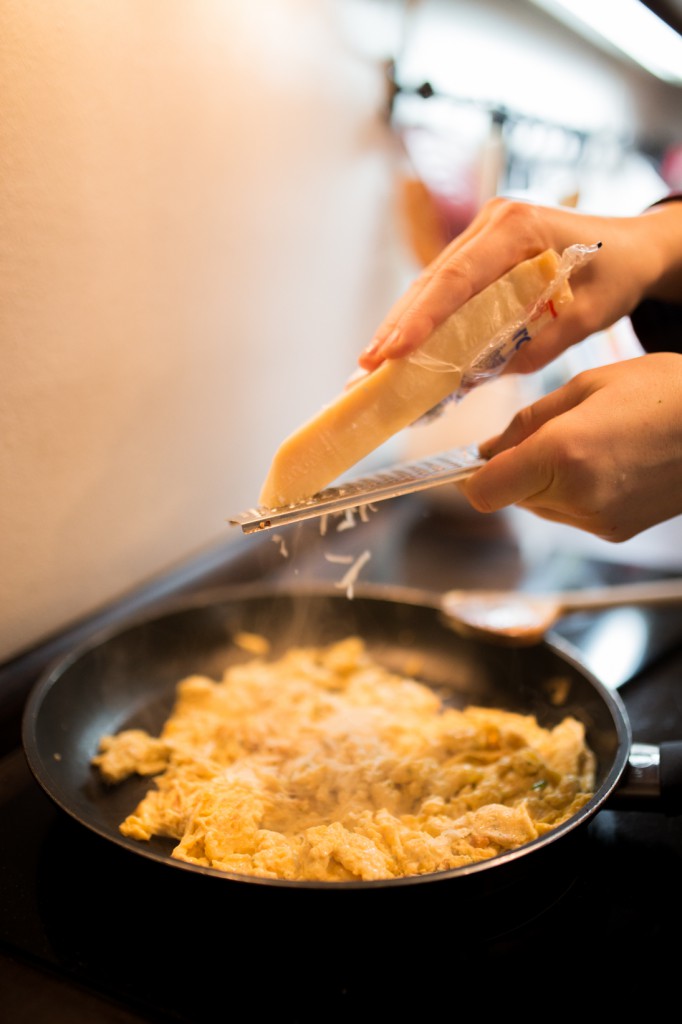 Klassisches Rührei mit Parmesan auf einem Südtiroler Vinschgauer Brötchen 