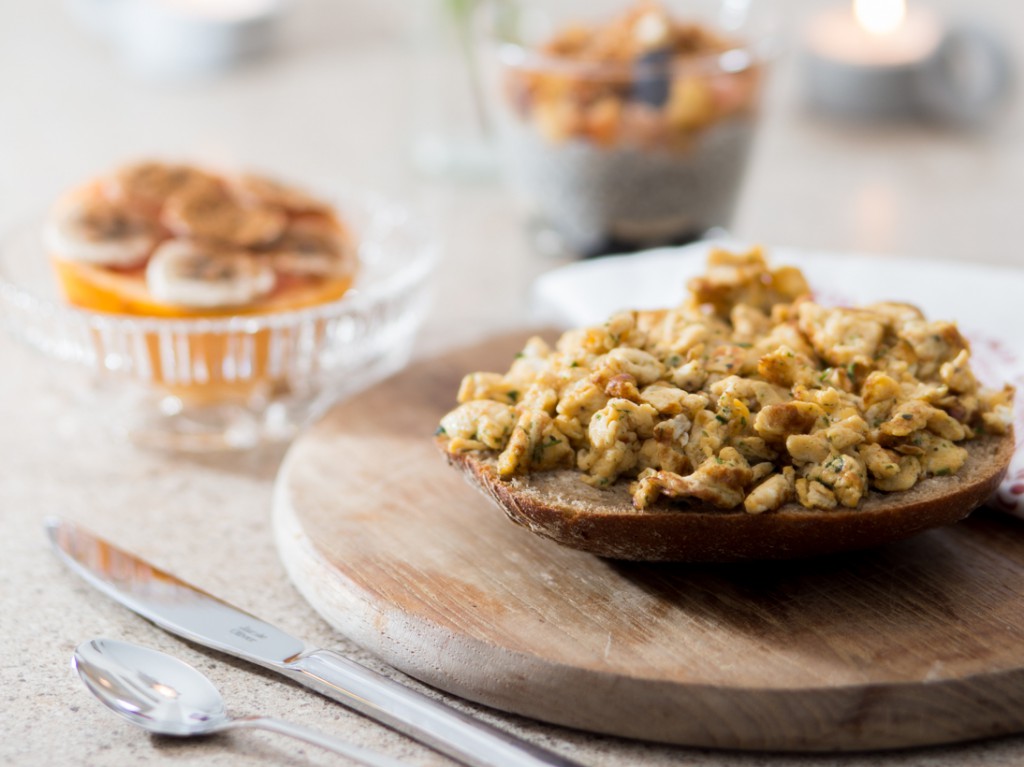 Klassisches Rührei mit Parmesan auf einem Südtiroler Vinschgauer Brötchen 