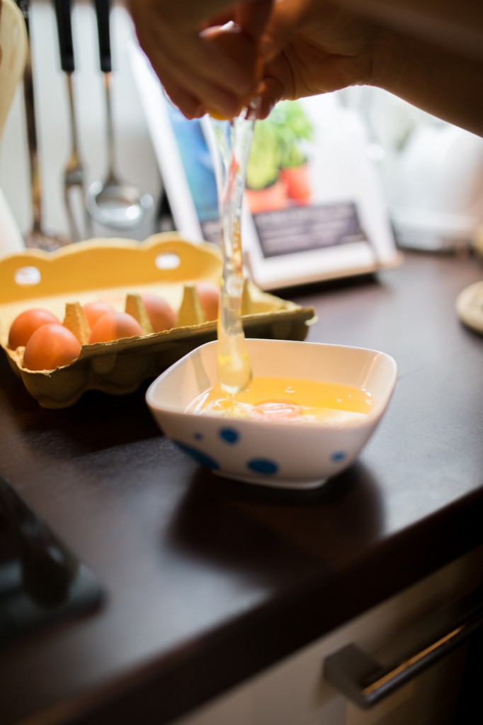 Klassisches Rührei mit Parmesan auf einem Südtiroler Vinschgauer Brötchen 