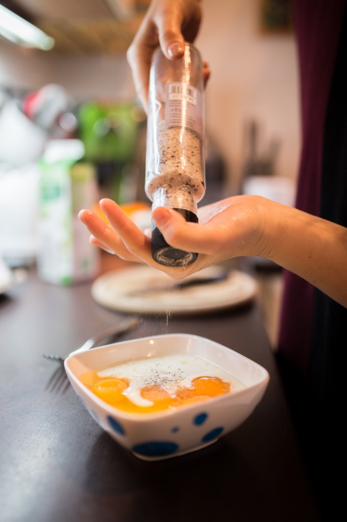 Klassisches Rührei mit Parmesan auf einem Südtiroler Vinschgauer Brötchen 