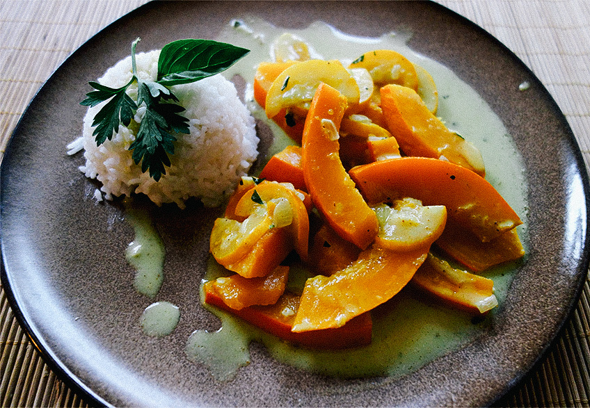 Vegane Kürbis-Zucchini-Pfanne in Kokosmilch