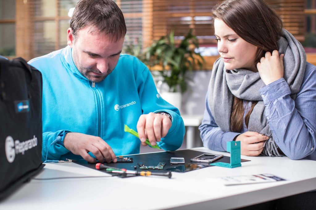 Handy kaputt? - Die Jungs von Reparando helfen Euch das Handyzu reparieren.